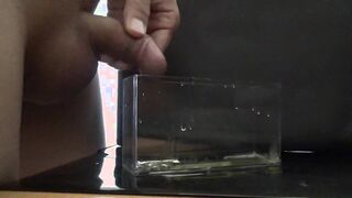 気持ちよくおしっこ遊びをしながら最後はその中に大量射精してしまう変態君。