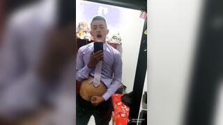 Me hago una paja después de que llegó del trabajo bien caliente