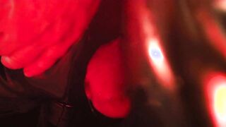 Rubber schlampe hängt in den seilen