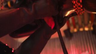 Rubber schlampe hängt in den seilen