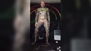 Object857 skacze z butem przywiązanym do siurka