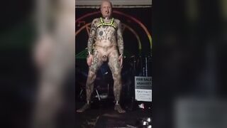 Object857 skacze z butem przywiązanym do siurka