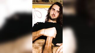 JOVEN LATINO MASTURBÁNDOSE TERMINA EN CORRIDA MASIVA