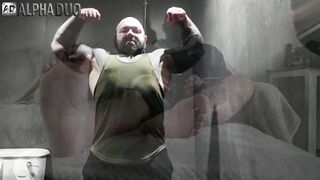 Super-fucking-hot muscle dad drains off after gym exercise