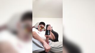 Destrozó mi coño de juguete y me salpicó de leche