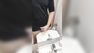 De negro en el baño, una paja rápida.