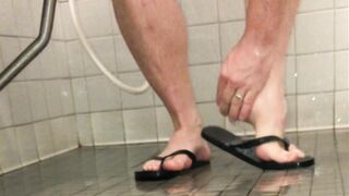 SFW: SOLO MASCULINE SOLES IN THE BATHROOM FOR A DEVOTEE