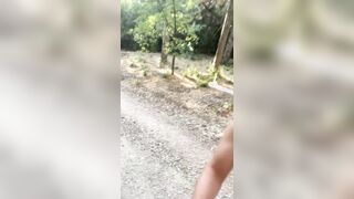 Caminando desnudo en el bosque, me masturbo y un ciclista pasa y me ve derramando mi leche