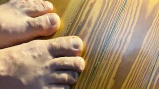 Mis pies en la tranquilidad de mi habitacion.