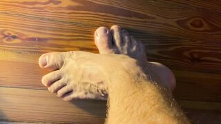 Mis pies en la tranquilidad de mi habitacion.