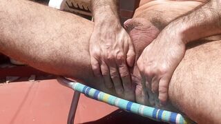 Frotando la lampara bajo el rayo del sol.