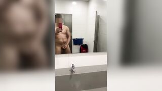 Masturbacion en el baño publico