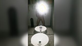 Despues de tabajar me masturbo en baño publico del trabajo