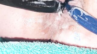 trio sausage ring corks used as spreader