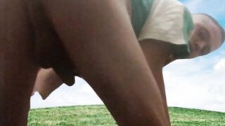 Amigo me invita a sesion de fotos en el bosque y me sorprende atras del arbol con tremenda pija!!!