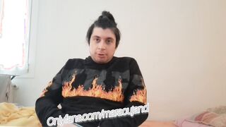 ragazzaccio ti mostra i calzini sporchi e sudati mentre smanetta il cazzo bagnato