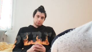 ragazzaccio ti mostra i calzini sporchi e sudati mentre smanetta il cazzo bagnato