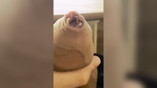 Jugando con mi polla sin cortar