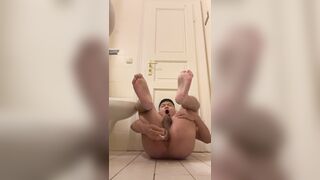 A Japanese dude onanism