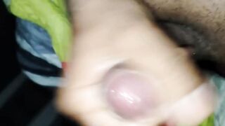 Hombre maduro muestra cómo amanece su polla grande y gruesa cada que despierta