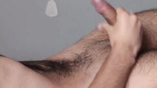 Заканчиваю 20ти см членом на свой волосатый живот жидкой спермой, смотря порно 4й раз