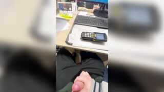 Я без лишней мысли смело достал своего огромного напухшего петушару и слил горячую порцию сока альфа самца не заметив камеру в углу комнаты хах