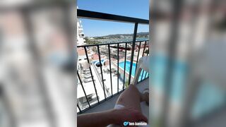 Öffentlicher Balkon SHACKLE SCHWANZ wird abgewichst und jeder schaut zu