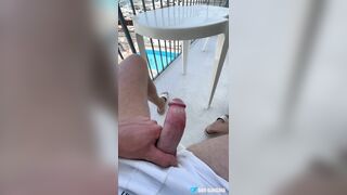 Öffentlicher Balkon SHACKLE SCHWANZ wird abgewichst und jeder schaut zu