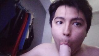 Mamando faux-cock como si fuera tu deliciosa verga