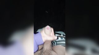 Jism al aire libre detras de una finca