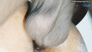 Mi vecino me pone en cuatro y me clava su enorme y gruesa verga en mi culito.