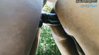 Yo sé lo chupo a mi amigo en el monte.