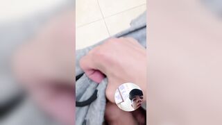 Me salí de clases para ir al baño porque mi verga se puso bien dura