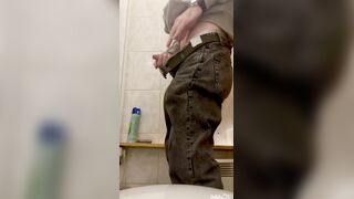 Твинк дрочит свой член в джинсах