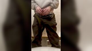 Твинк дрочит свой член в джинсах