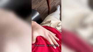 Chef im Homeoffice wichst langsam und lässt Precum glänzen - PhantomGentX