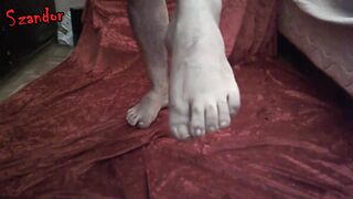 Fetichismo de pies y botas. Me hago una paja. ¡Me corro mucho!