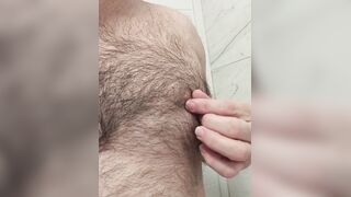 Acariciándome los pezones para excitarme y ponerme la polla dura.