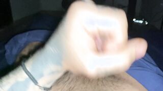 Musculoso se despierta y se masturba hasta tirar su leche