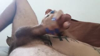 Masturbação & gozada numa cama que não é minha