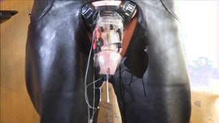 Electro vibration - jizz fapping in v-card cell