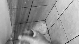 JUGANDO EN LA DUCHA CON MI PIJA GRUESA