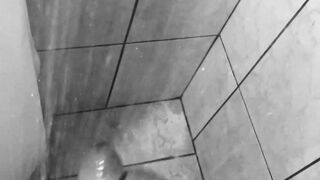 JUGANDO EN LA DUCHA CON MI PIJA GRUESA