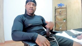 big black cock entrenando en su habitación