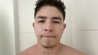 Me masturbo en el baño quien me ayuda con la boca
