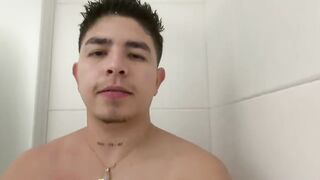 Me masturbo en el baño quien me ayuda con la boca