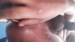 Homosexual se mete una botella de perfume