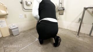 OL男の娘の公衆トイレでアナルオナニーして潮吹きもしちゃう