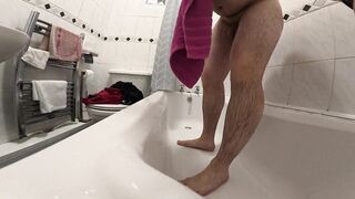 Washing My Humungous Pipe in the Bathtub and Jerking It Like a Hoe