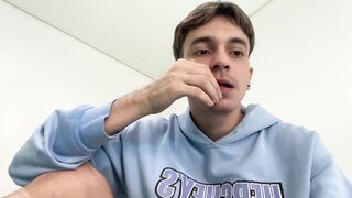 Escuchar música mientras hago trabajos de la universidad me pone caliente